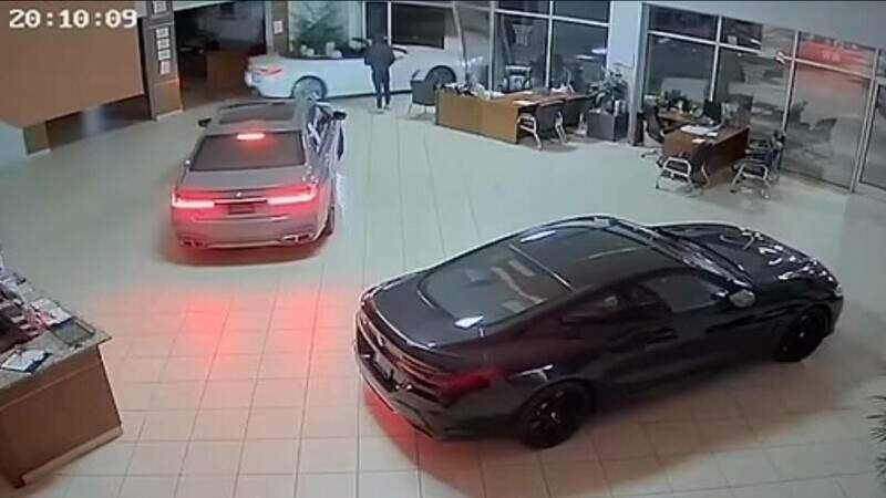  VIDEO Trei BMW-uri și un Maserati, furate dintr-un showroom auto din SUA în doar câteva secunde