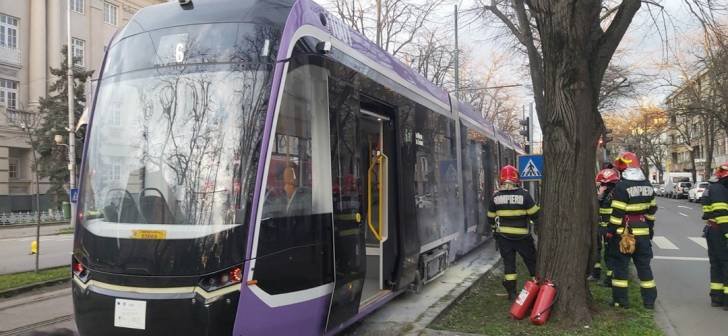  VIDEO Un tramvai cumpărat recent din Turcia, în care se aflau călători, a luat foc în mers, la Timișoara