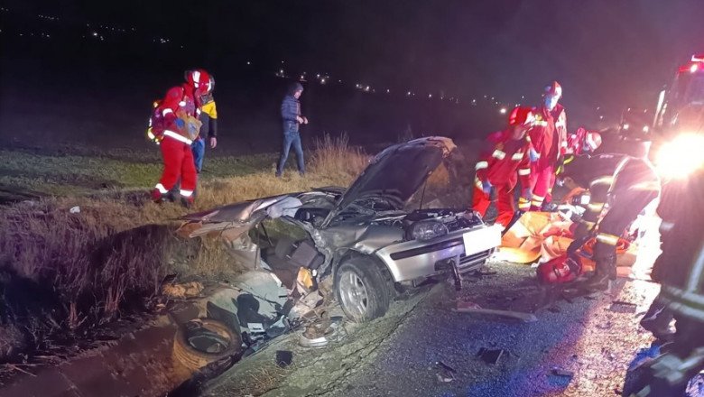  FOTO Doi morți în urma unui grav accident în Brașov. Mașina, ruptă în două