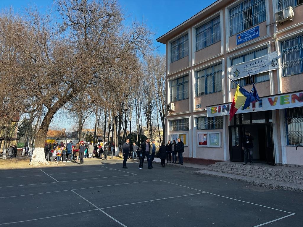  Incendiu la o școală din Constanța. Sute de elevi, evacuați