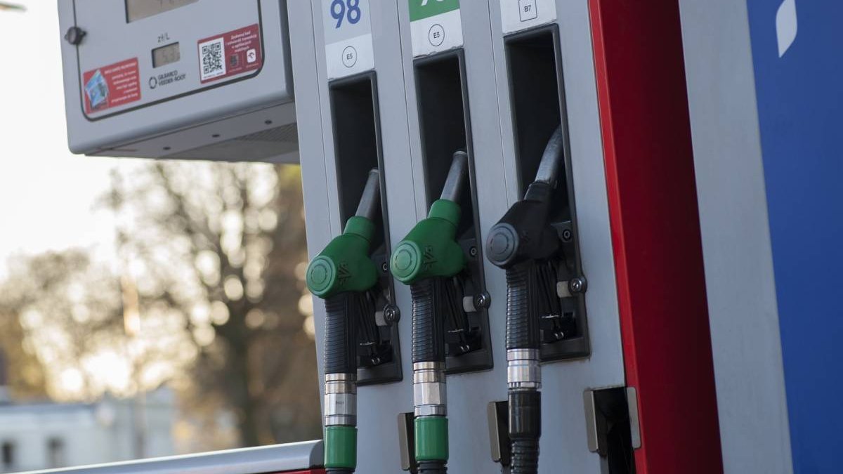  Benzina a atins cel mai mare preț de la începutul anului și se apropie de motorină