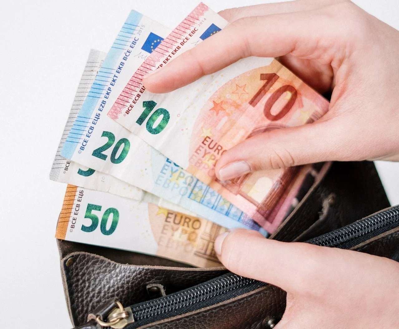 Salariul minim european, din 2024 şi în România. Câţi bani vor câştiga în plus milioane de români