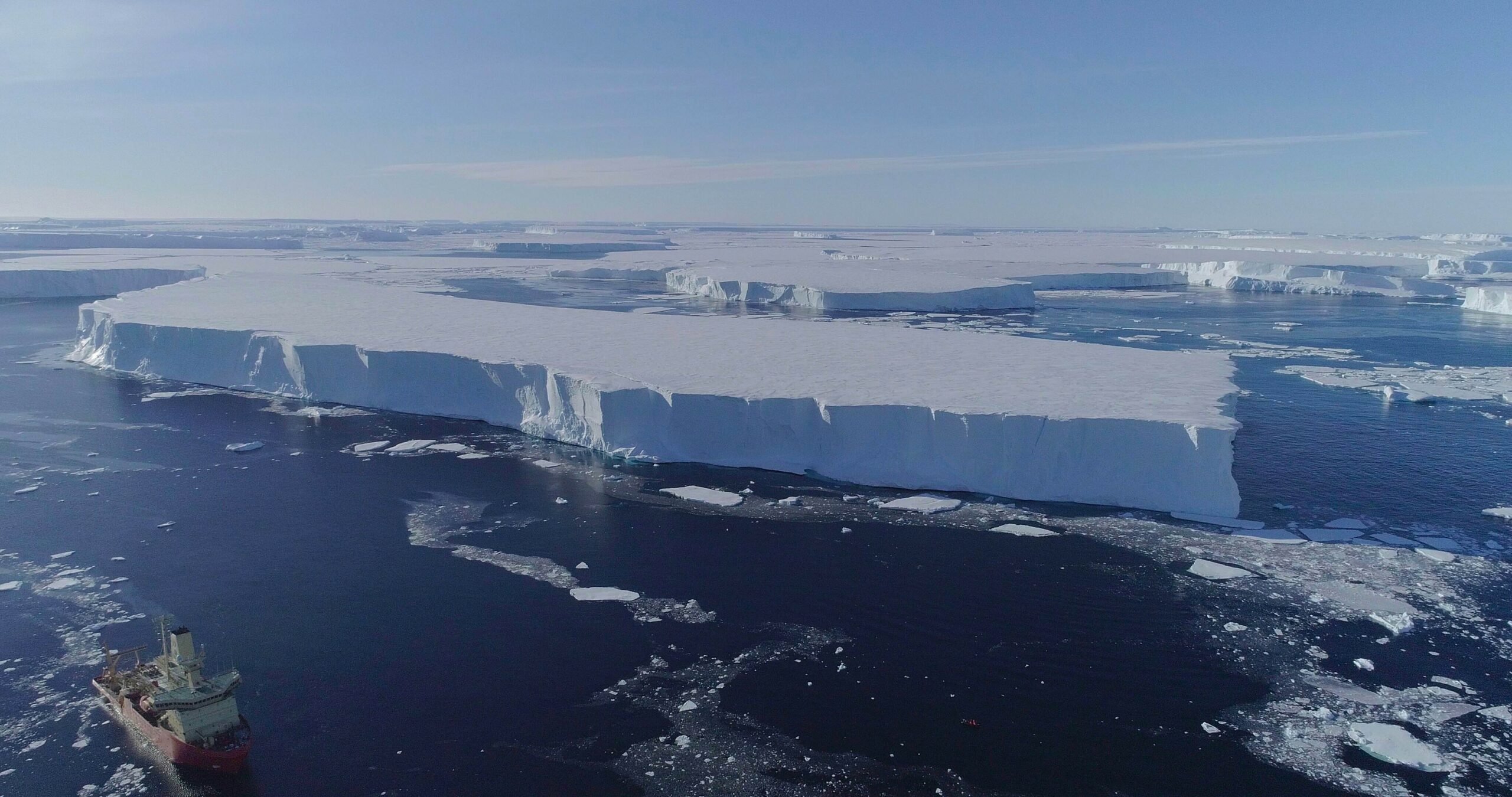  VIDEO Momentul în care un aisberg uriaș, de mărimea Londrei, se desprinde de banchiză în Antarctica