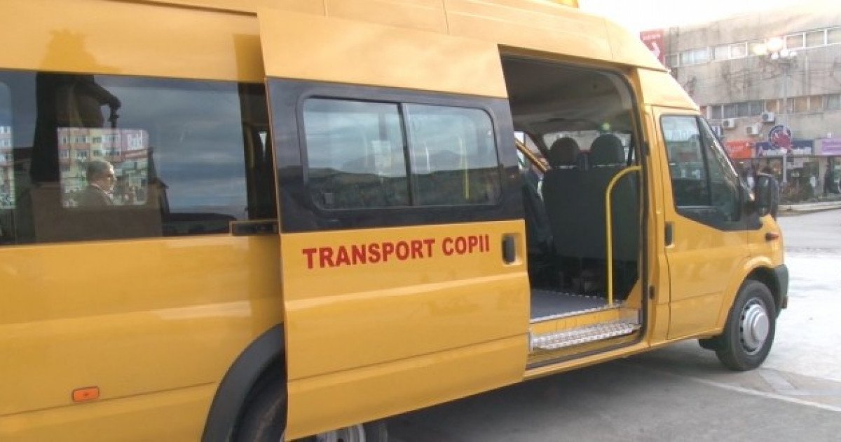  Șoferul unui microbuz școlar în care se aflau mai mulți copii, depistat băut la volan