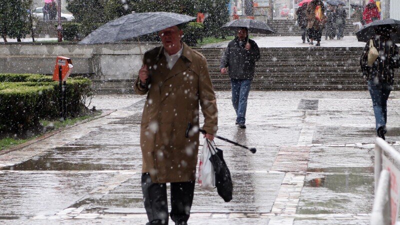  Ploi în cea mai mare parte a ţării, începând de miercuri după-amiază, dar şi lapoviţă şi ninsoare în unele zone din Maramureş, Transilvania şi vestul Moldovei