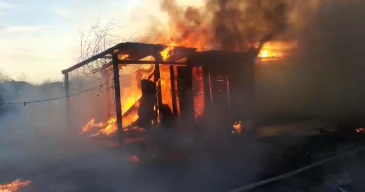  Incendiu de vegetație extins la un bloc de locuințe din Bârlad. Zeci de oameni au fugit din calea flăcărilor