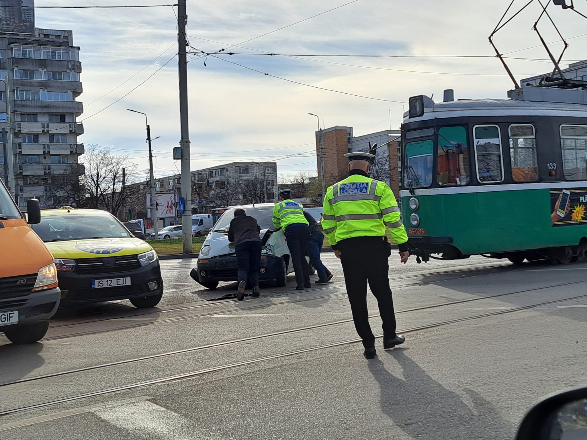  Impact puternic în Podu Roş: Maşină, distrusă de un tramvai – FOTO