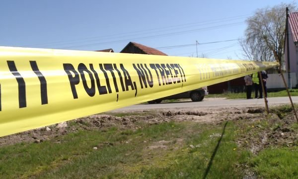  Argeş: Anchetă a Poliţiei, după ce cadavrul unui bărbat neidentificat a fost găsit pe marginea unui pârâu