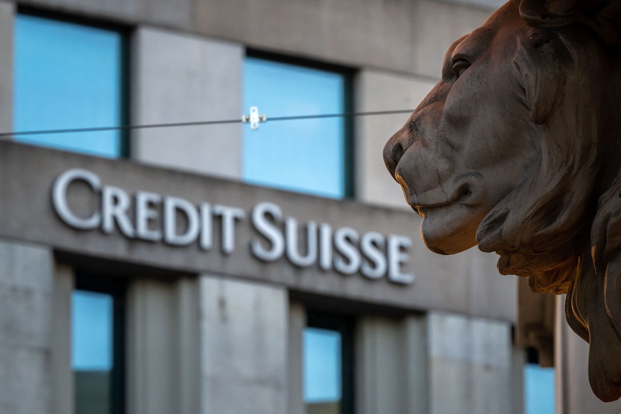  Acţiunile Credit Suisse şi-au reluat scăderea, cu un declin de 8%. Acţiunile bancare europene au coborât cu aproape 3%