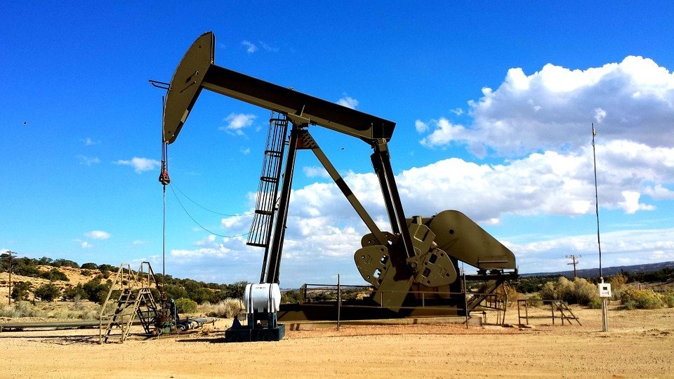  Preţurile petrolului au scăzut cu peste 3 dolari inversând creşterile iniţiale