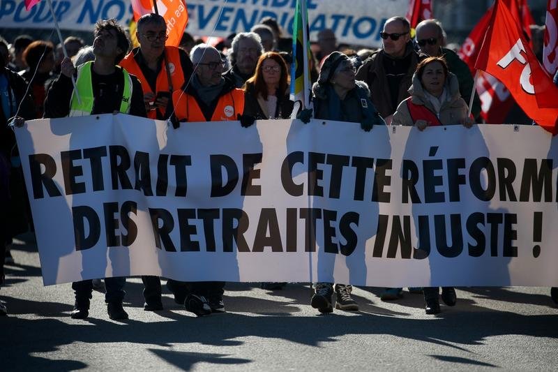  Francezii au reluat sâmbătă protestele declanşate din cauza nemulţumirii legate de o nouă lege a pensiilor