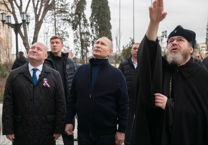  Vladimir Putin a mers la Mariupol. El a ajuns cu elicopterul şi a condus o maşină prin oraş