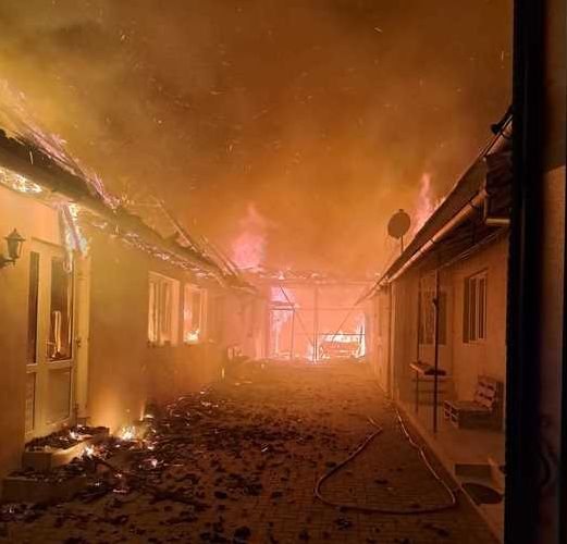  Puternic incendiu în  Alba: Ard două case, cu pericol de extindere la a treia