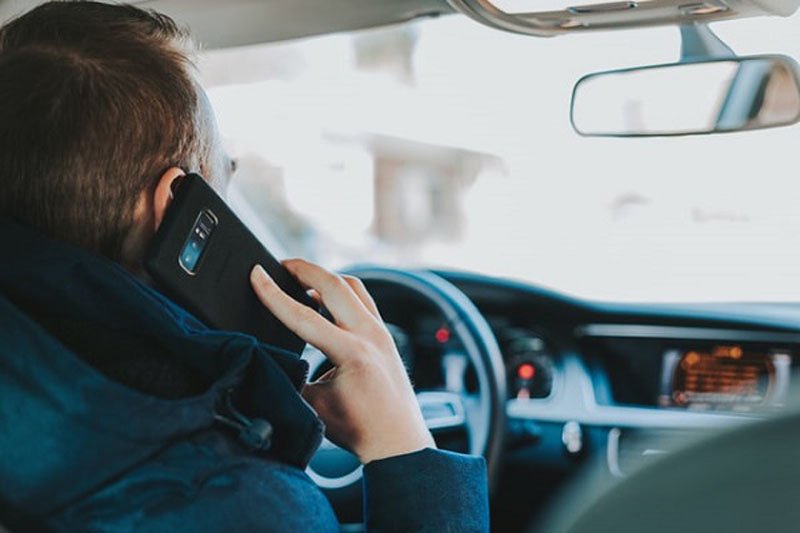  PRECEDENT: Amenzile pentru vorbit la telefon în mașină sunt anulate dacă polițistul nu descrie  tipul de telefon în procesul verbal