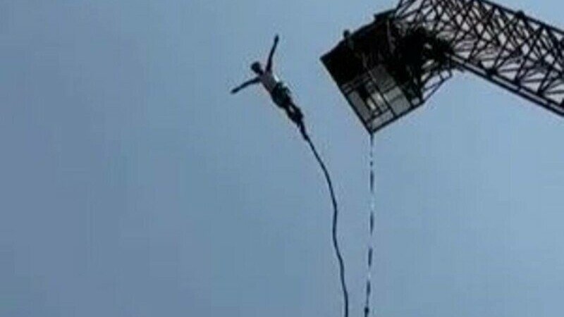  FOTO Momentul șocant în care un turist care practica bungee jumping cade după ce coarda cu care era legat se rupe