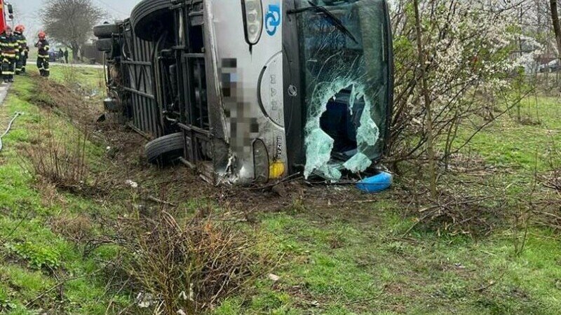  VIDEO  Un autocar plin cu pasageri s-a răsturnat, în Ialomița. Mai multe persoane au ajuns la spital