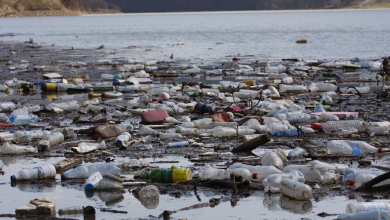  90% din deşeurile colectate din apele din România sunt reprezentate de plastic