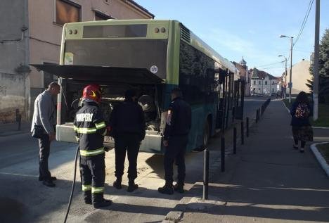  Autobuz cuprins de flăcări în mers, la Oradea. 20 de persoane s-au autoevacuat