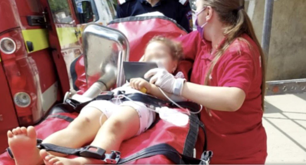  Un copil de 5 ani, lăsat nesupravegheat, a dat foc unui recipient cu combustibil, suferind arsuri pe faţă