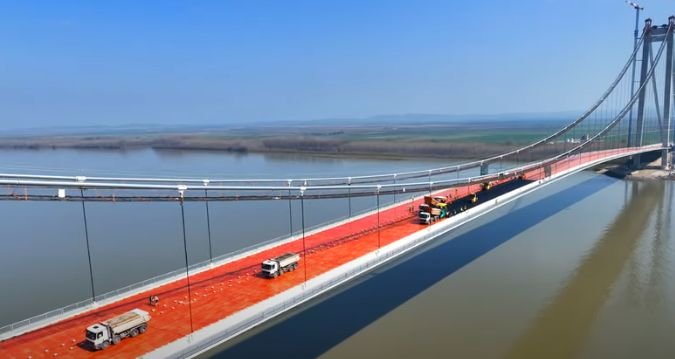  VIDEO – Imagini spectaculoase cu podul de la Brăila: A fost turnat primul strat de asfalt