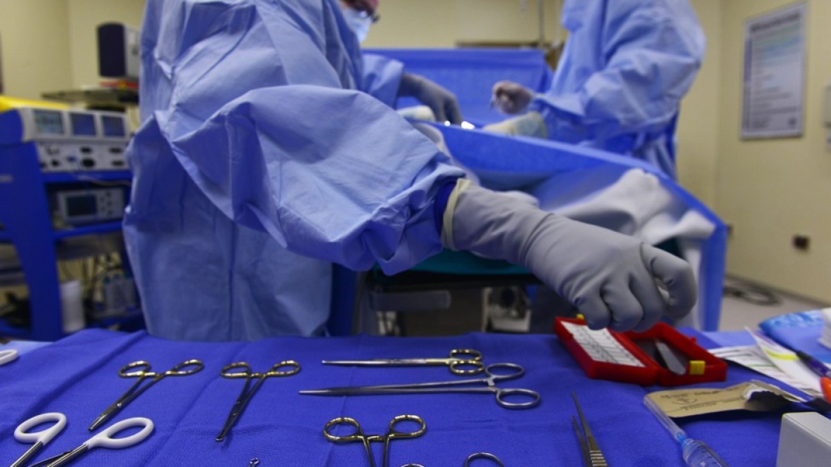  Patru asistenți medicali demiși după ce și-au legat o colegă de masa de operație