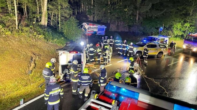  Microbuz cu infirmiere românce, implicat într-un accident în Austria. O femeie a murit