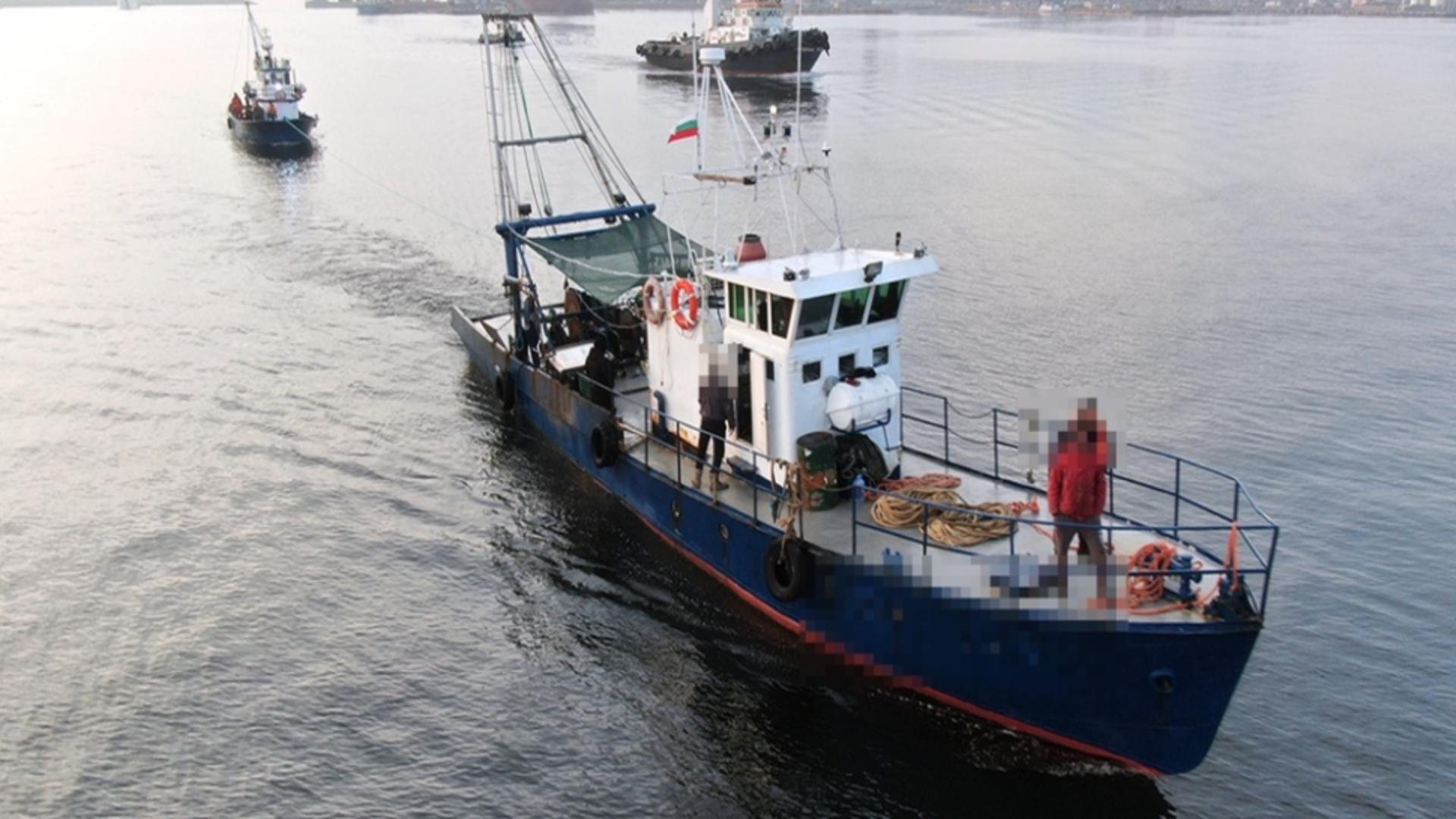  Trei pescadoare bulgăreşti au fost prinse în timp ce pescuiau ilegal în zona economică exclusivă a României în Marea Neagră