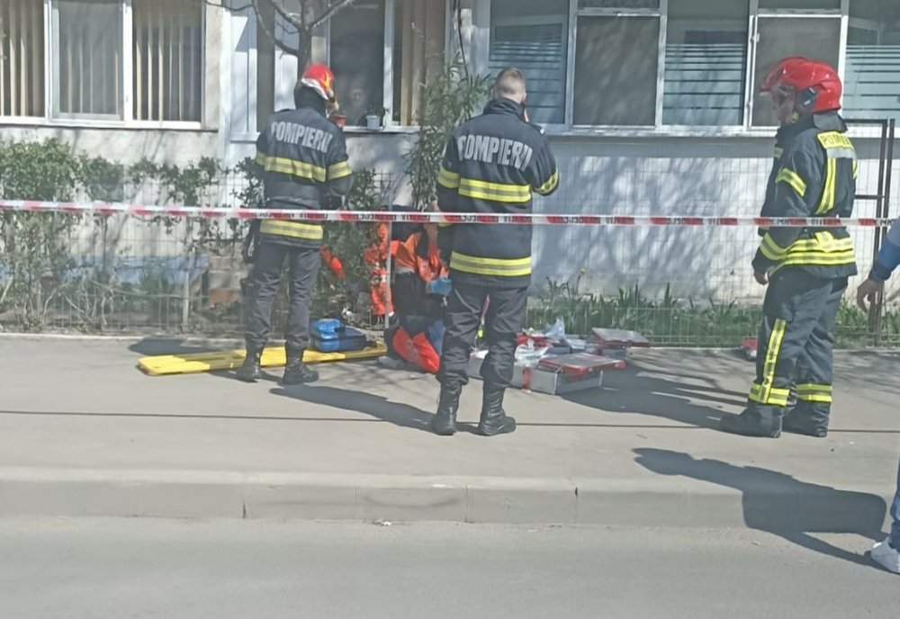  O femeie de 72 de ani s-a aruncat de la etajul al patrulea al unui bloc. Ea a murit la spital
