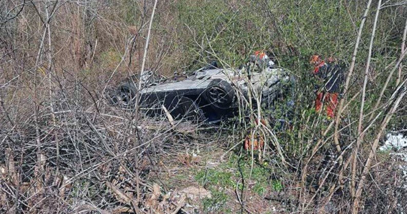  Un şofer care s-a răsturnat cu maşina pe marginea unui drum judeţean a fost găsit mort la peste 12 ore de la incident