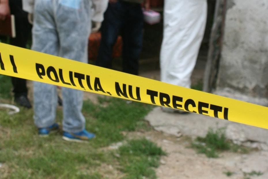  Argeş: Cadavrul unui bărbat, găsit într-un canal betonat. Poliţia a deschis o anchetă