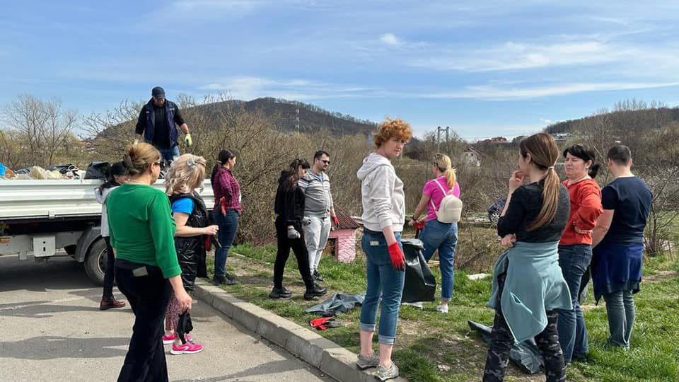  FOTO Primarul din Bistrița și-a scos sutele de angajați la curățarea orașului de gunoaie
