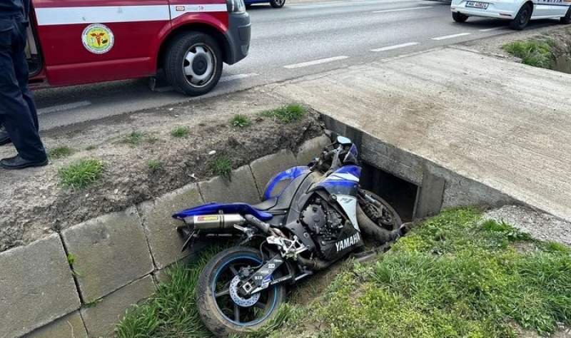  Un șofer de 76 de ani a lovit în plin doi tineri pe motocicletă și a fugit de la locul accidentului
