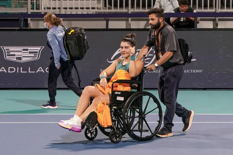  Miami Open: Bianca Andreescu s-a accidentat şi a părăsit terenul în scaun cu rotile