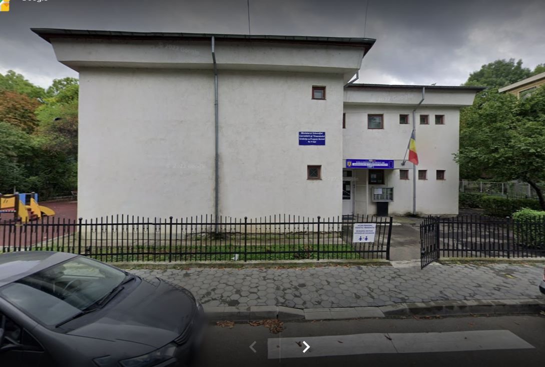  Scandal la o grădiniță din Iași: părinții se plâng de firma de catering, copiii stau în frig, la 16 grade. Cum arată o „omletă sandvici”