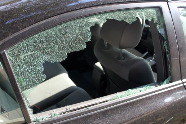  Bărbat, cercetat după ce a spart geamurile unei maşini parcate pe o stradă