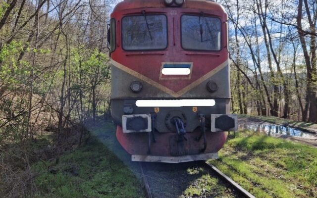  Un nou accident feroviar în România: O locomotivă care împingea un tren de marfă a deraiat