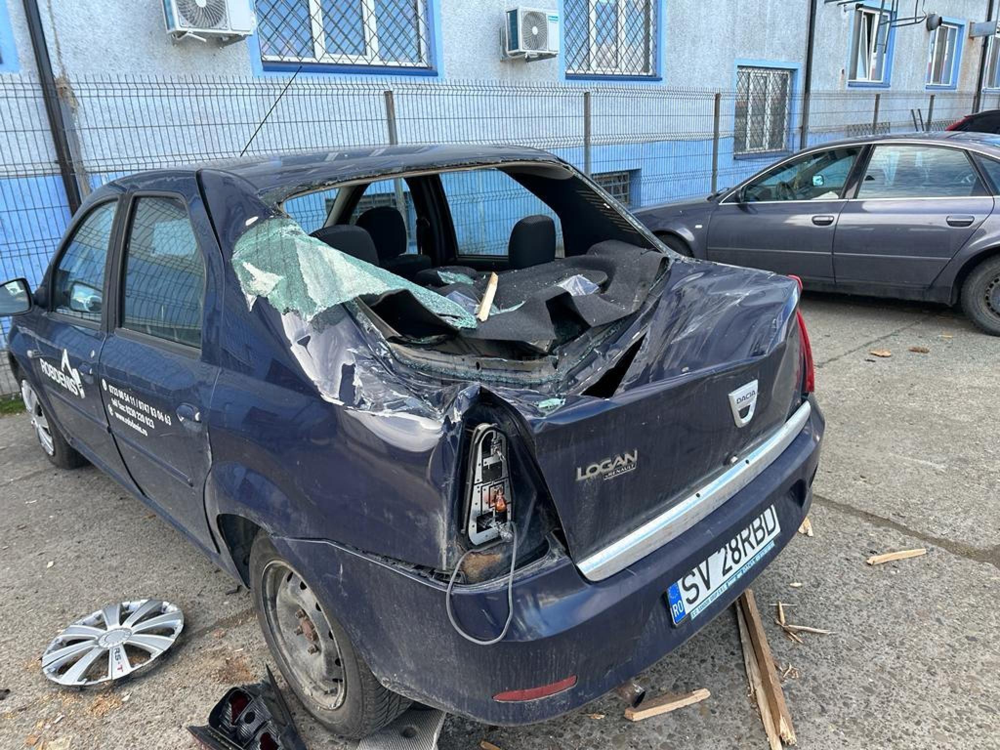  Opt maşini au fost avariate după ce acoperişul clădirii Inspectoratului de Jandarmi a fost smuls de vânt