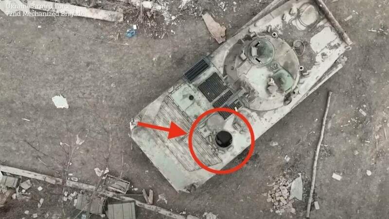  VIDEO Momentul în care o dronă se apropie încet de un tanc rusesc și aruncă o bombă exact în trapa deschisă