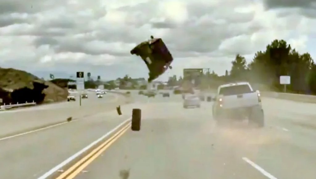  VIDEO O maşină a fost aruncată în aer, după ce roata unei alte maşini s-a desprins în mers pe autostradă