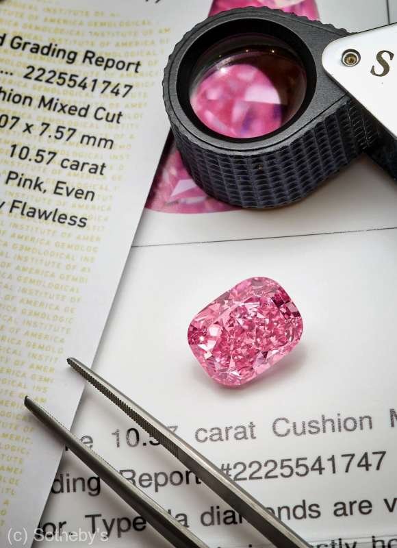  Un foarte rar diamant roz, estimat la 35 de milioane de dolari, va fi scos la licitaţie