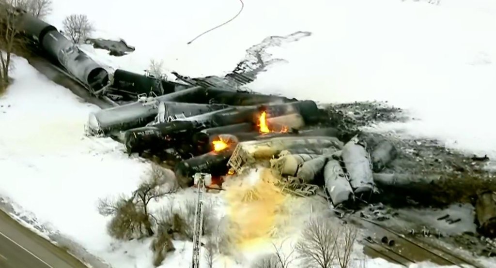  VIDEO Un tren care transporta etanol a deraiat și a luat foc, în SUA