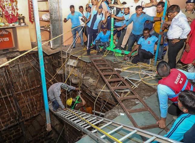  Cel puţin 35 de morţi după ce podeaua unui templu hindus s-a prăbuşit şi oamenii au căzut în puţul uriaş de dedesubt