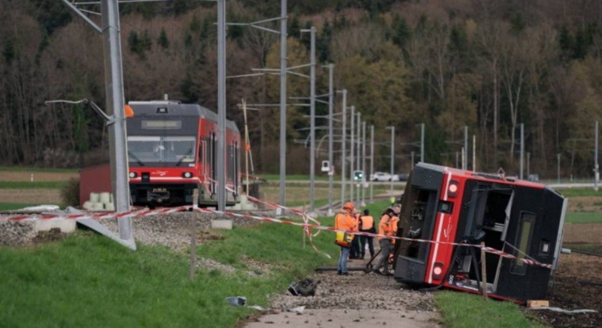 Se poate şi în ţări mult mai dezvoltate decât România: Două trenuri au deraiat aproape simultan în Elveţia