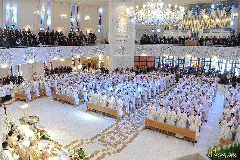  Începe Săptămâna Mare pentru creştinii catolici: joi se sfinţesc uleiurile şi peste 300 de preoţi depun din nou jurămintele
