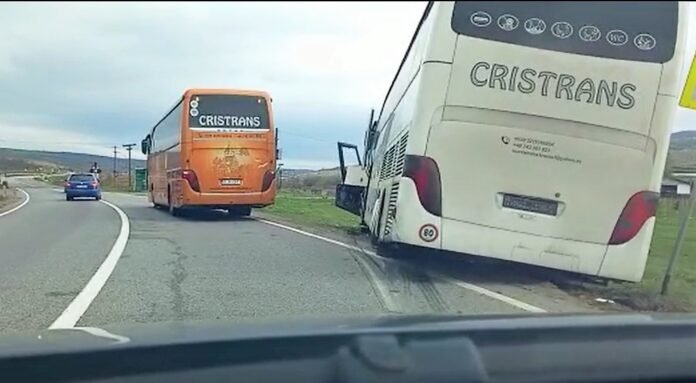  Autocar din Iaşi plin cu călători, implicat într-un accident rutier la Vaslui
