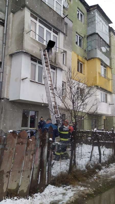  Sibiu: O femeie a căzut de la etajul al treilea al unui bloc şi a fost salvată de sârmele de rufe ale vecinilor