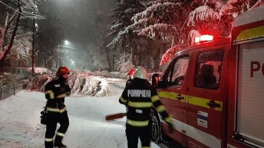  Botoşani: 424 de persoane din 207 autovehicule rămase înzăpezite, salvate de pompierii militari şi voluntari