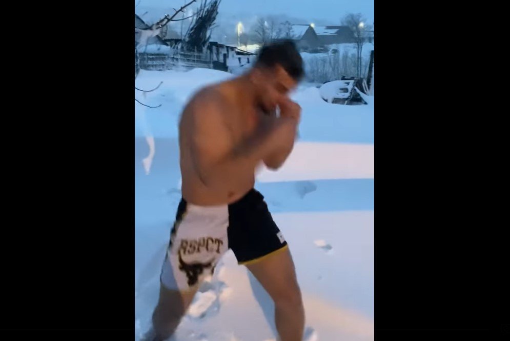 Ştefan Lăţescu, campionul internaţional ieşean la kickboxer, face antrenament în zăpadă la Proselnici, Miroslava
