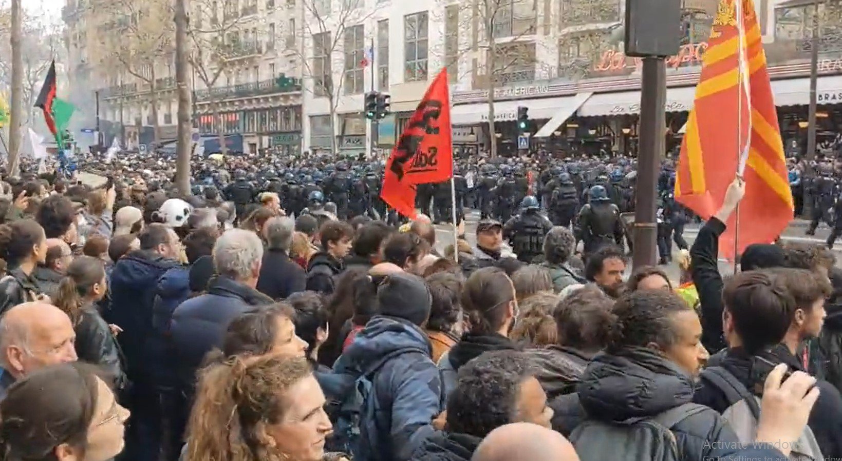  Proteste violente în Franţa: Manifestanţii au luat la ţintă restaurantul La Rotonde, frecventat de Emmanuel Macron
