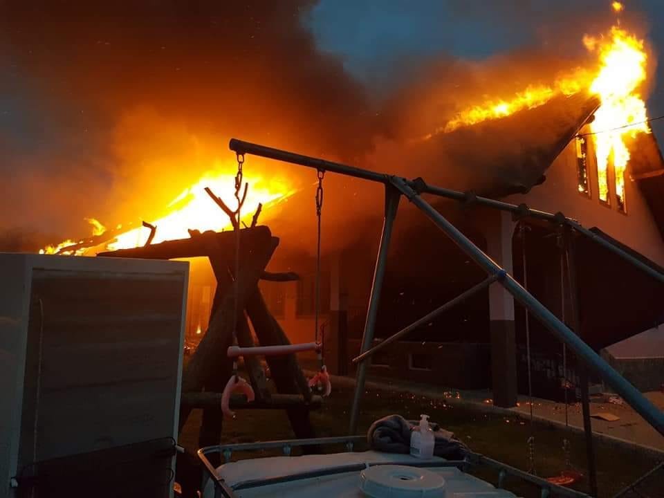  Incendiu la o casă din localitatea Munteni, comuna Belceşti